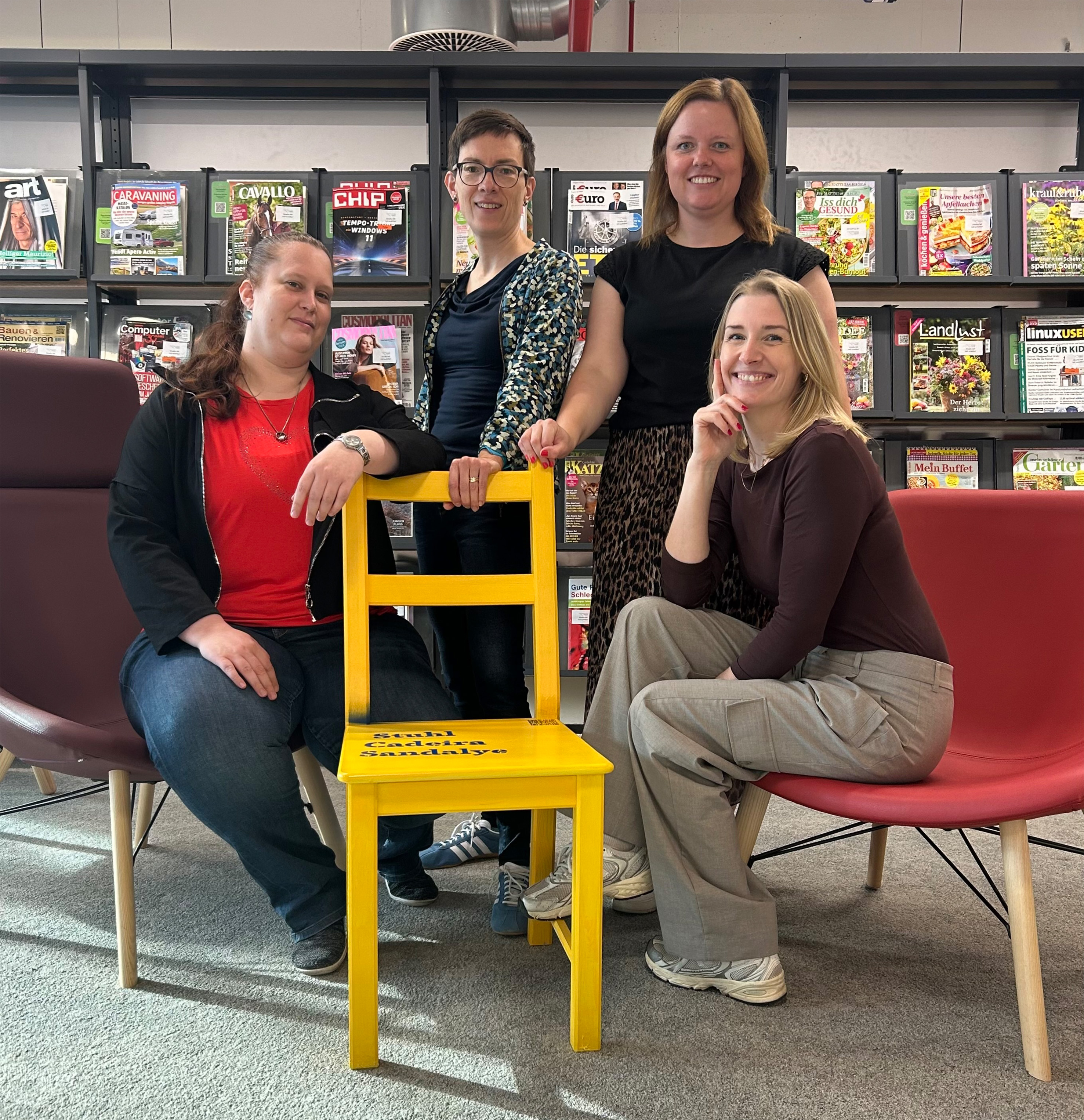 Der erste „Sprachplatz“ zieht in der Stadtbibliothek ein: v.l.n.r. Kirsten Deters (Stadtbibliothek), Dr. Andrea Schneiker (VHS), Johanna Miltrup (Sprachoffensive), Christina Çoban (VHS).